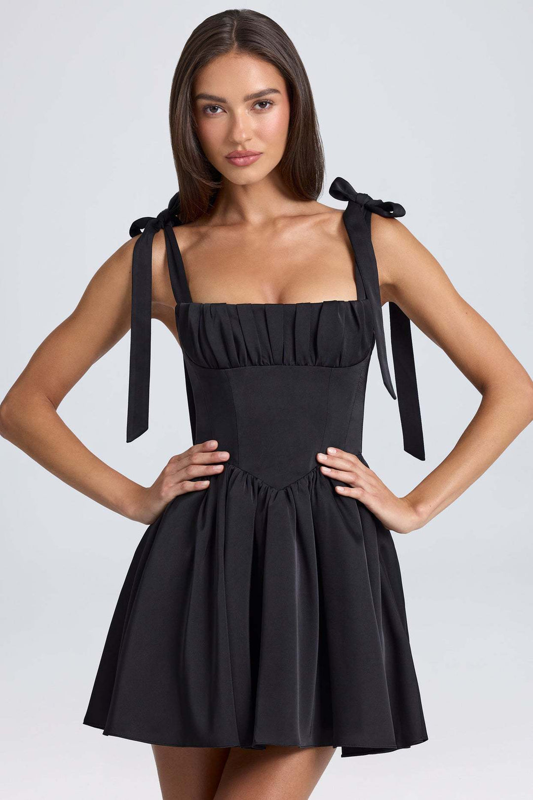 Damen Verspieltes Minikleid mit eleganten Rüschendetails und Schleifen EB