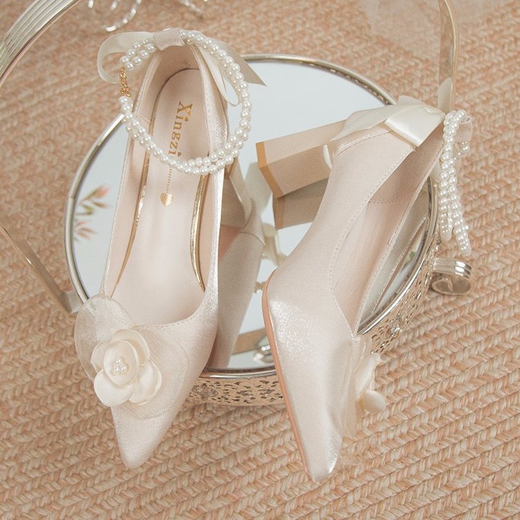 Damen elegante Spitzen-Pumps mit floralem Akzent und Perlenschmuck EB