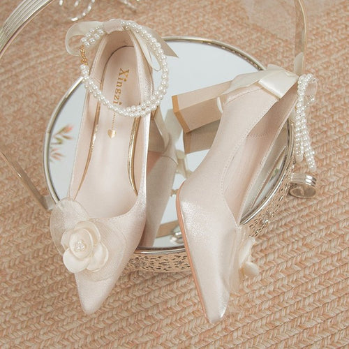Damen elegante Spitzen-Pumps mit floralem Akzent und Perlenschmuck EB