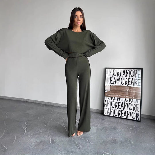 Damen Cropped Oversized-Sweatshirt mit Overlocknähten und High-Waist ausgestellter Hose Set Eichborn Berlin