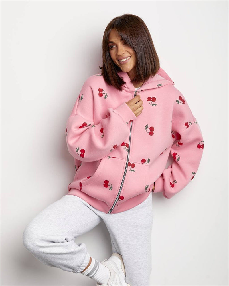 Damen verspielter Kapuzen-Zippullover mit Kirschenprint und oversized Passform Eichborn Berlin