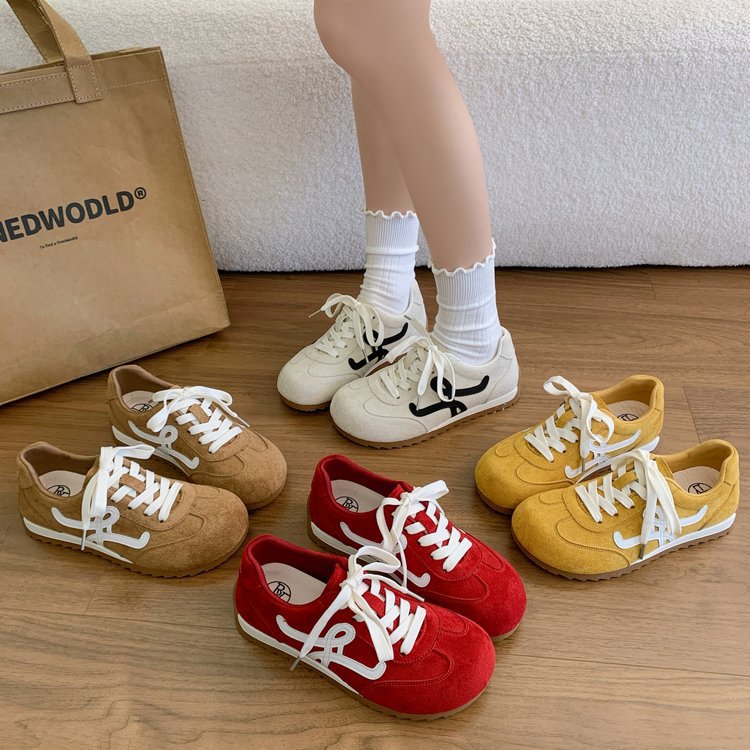 Damen sportive Sneakers aus hochwertigem Wildleder mit dekorativen Schnürdetails EB