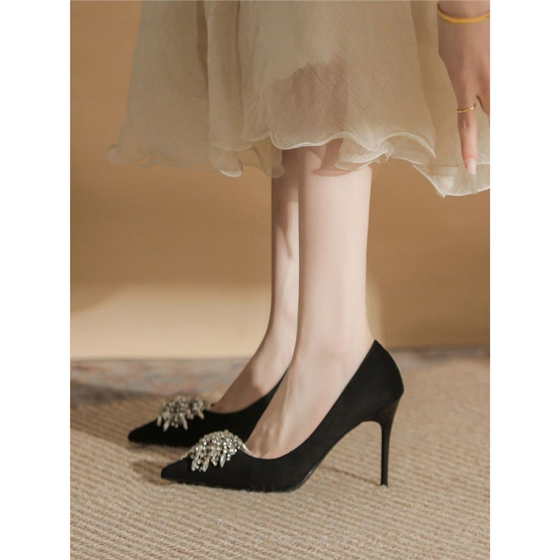 Damen elegante Pumps mit funkelnder Brosche EB