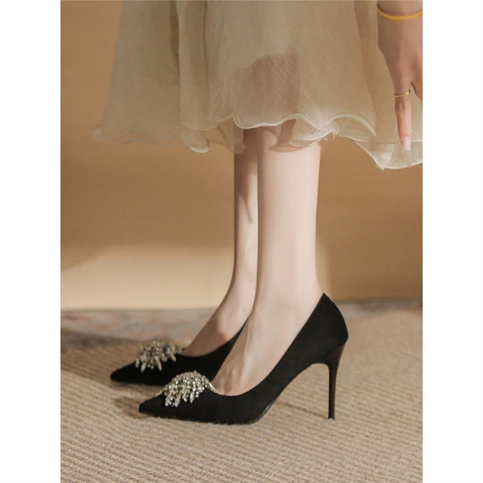Damen elegante Pumps mit funkelnder Brosche EB