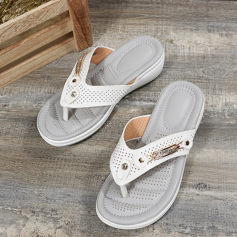 Damen modische Zehentrenner-Sandalen mit gepolstertem Fußbett und dekorativen Nieten EB