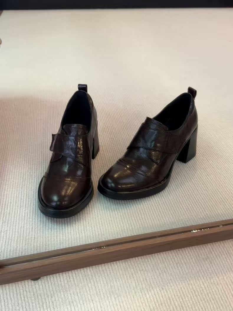 Damen Blockabsatz-Pumps mit doppeltem Riemchen und glänzender Oberflächenstruktur EB