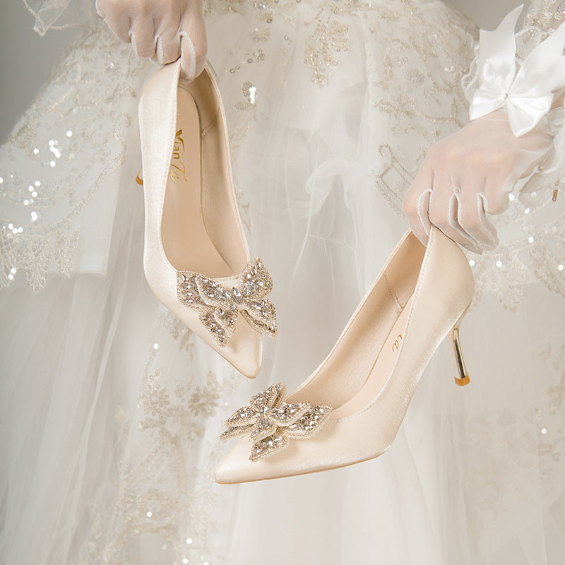 Damen Elegante Pumps mit funkelnder Blumenapplikation und schmalem Absatz EB