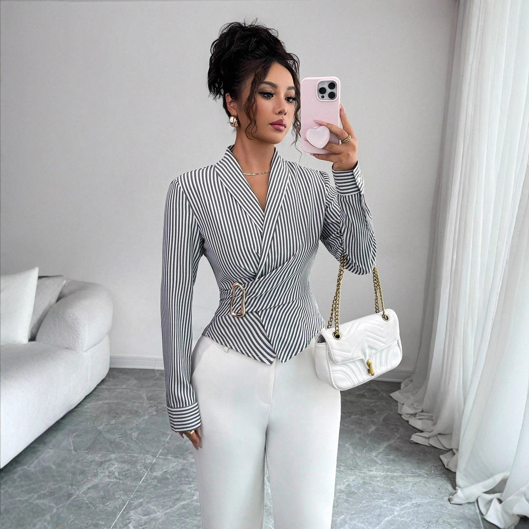 Damen nan taillierte Wickelbluse mit Reverskragen und dekorativer Metallschließe EB