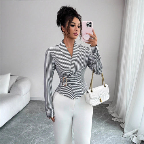 Damen nan taillierte Wickelbluse mit Reverskragen und dekorativer Metallschließe EB