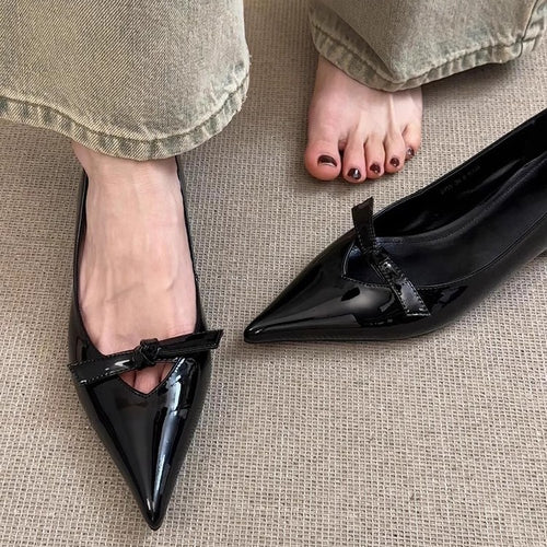 Damen spitze Pumps mit elegantem Schleifendetail und glänzender Oberfläche EB