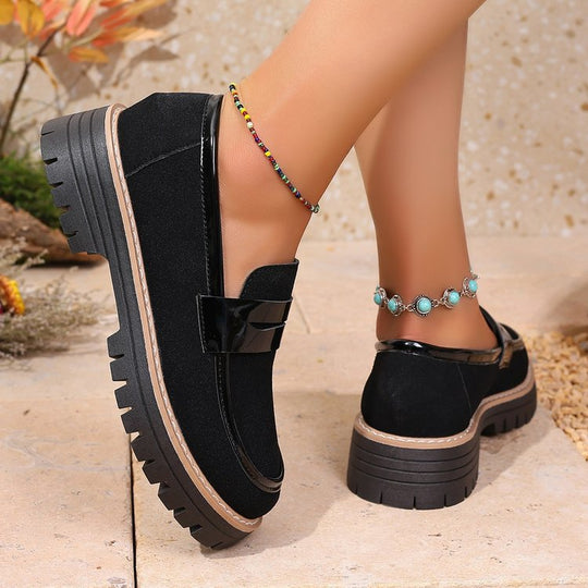Damen Komfortable Slip-On Schuhe mit robustem Profil und eleganter Applikation EB