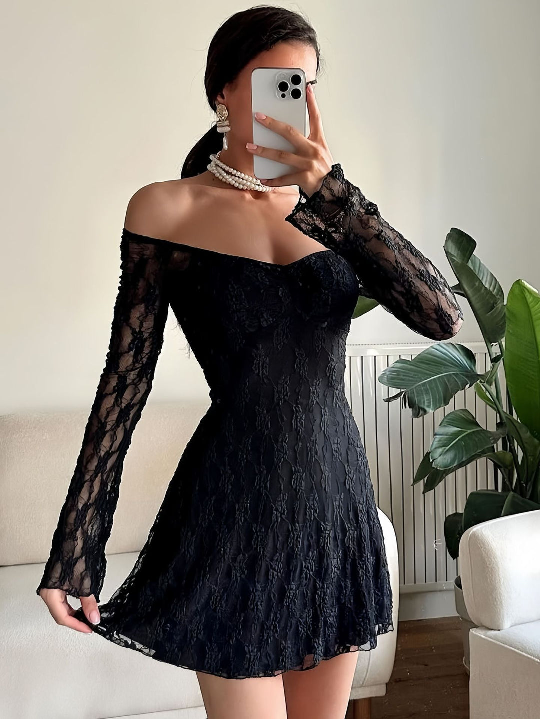 Damen Spitzenkleid mit langen Ärmeln und transparentem Detail EB