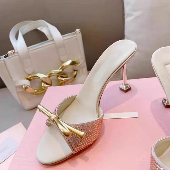 Damen Elegante High-Heel Mules mit funkelndem Kristallbesatz und goldener Zierschleife EB