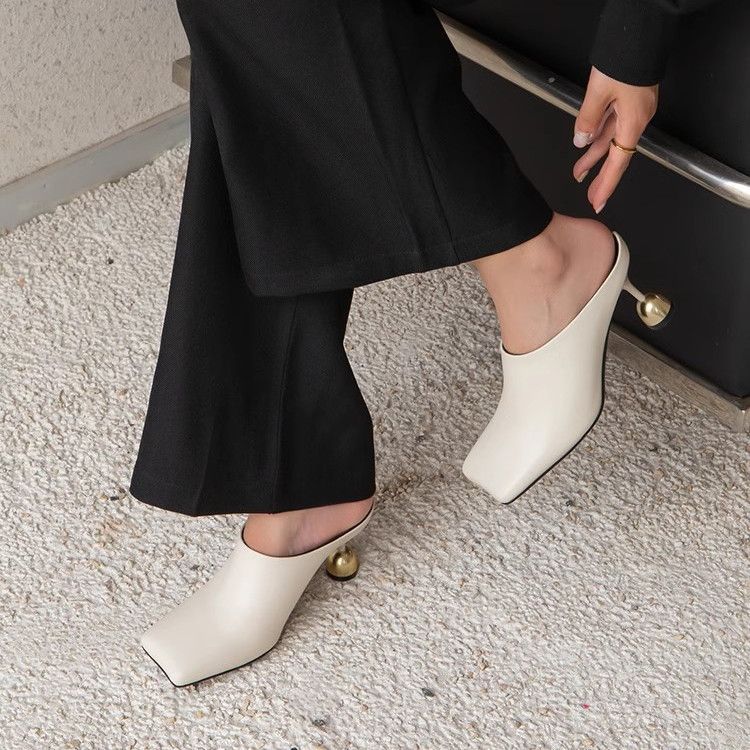 Damen elegante Mules mit goldenen Absatzakzenten EB