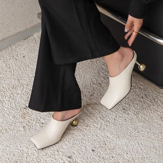 Damen elegante Mules mit goldenen Absatzakzenten EB