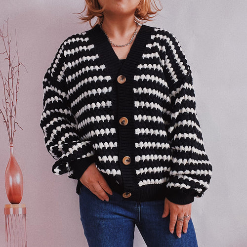 Damen Oversize Strickjacke im modischen Streifenlook mit Holzknopfdetails EB
