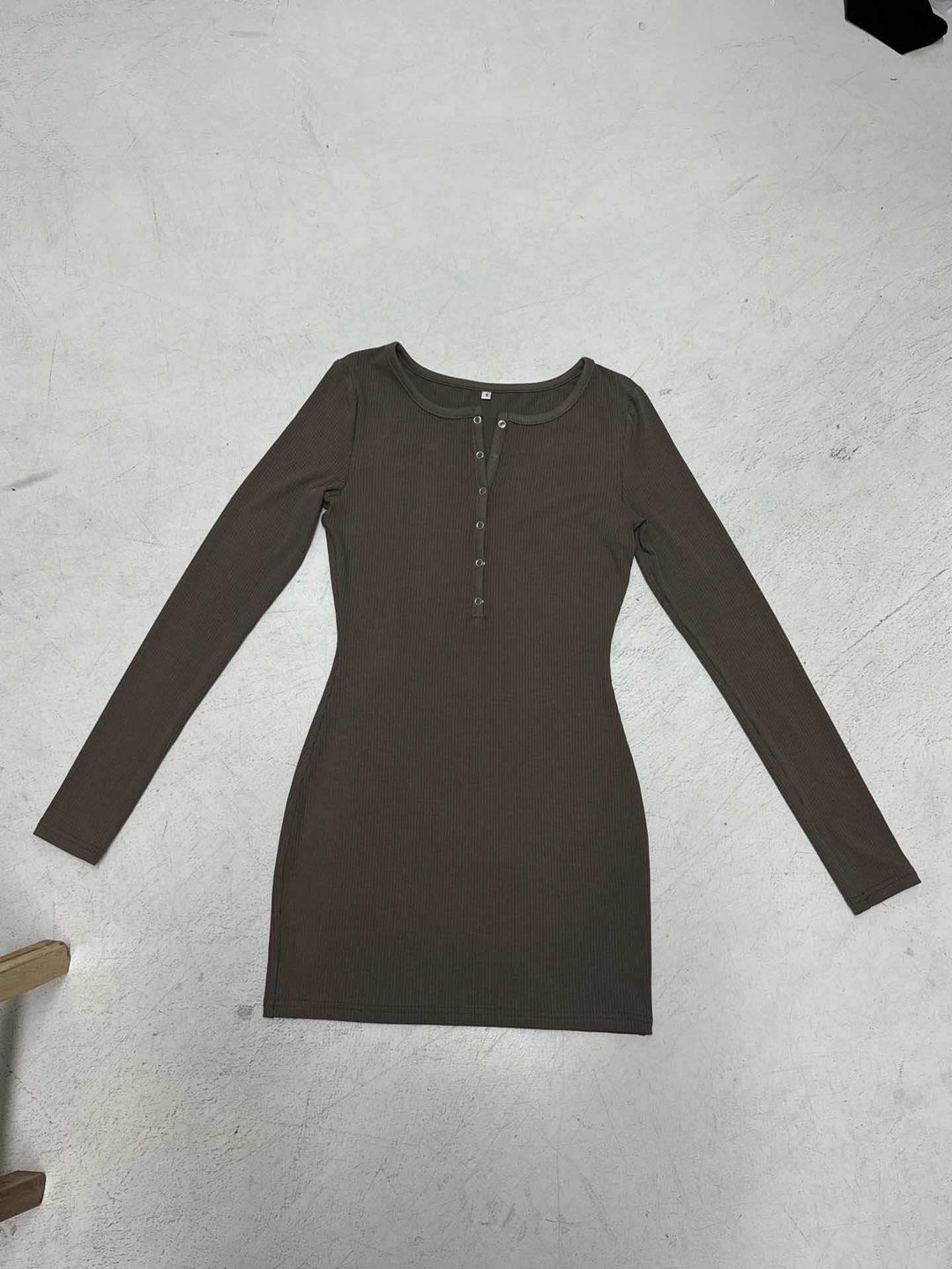 Damen nan figurbetontes Ripp-Strickkleid mit Henley-Knopfleiste und langem Arm EB