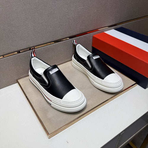 Damen Komfortable Slip-On Sneakers mit modischem Design und raffiniertem Sohlenprofil EB