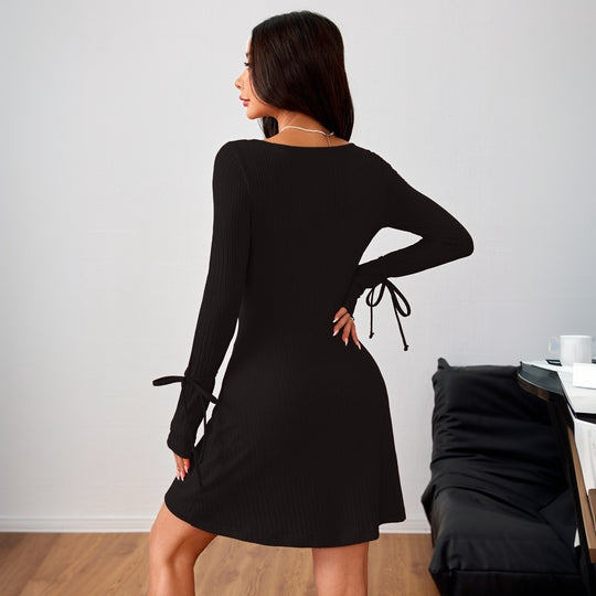 Damen geripptes Langarm-Minikleid mit Cut-Out, taillierter Silhouette, Bindärmeln und Seitenschlitz Eichborn Berlin