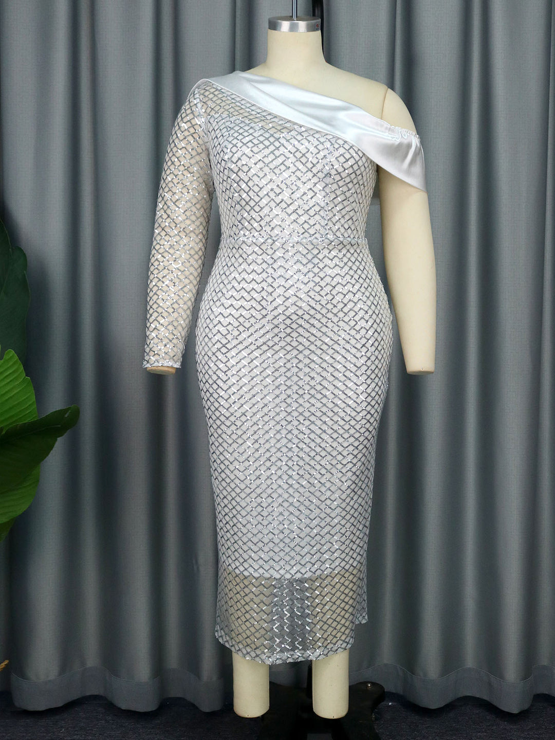 Damen Glamouröses Abendkleid mit asymmetrischem Ausschnitt EB