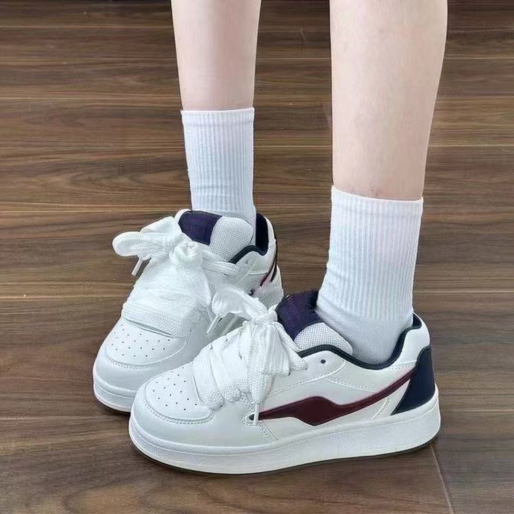 Damen Sportliche Sneakers in modischem Retro-Look mit speziellen Akzenten EB