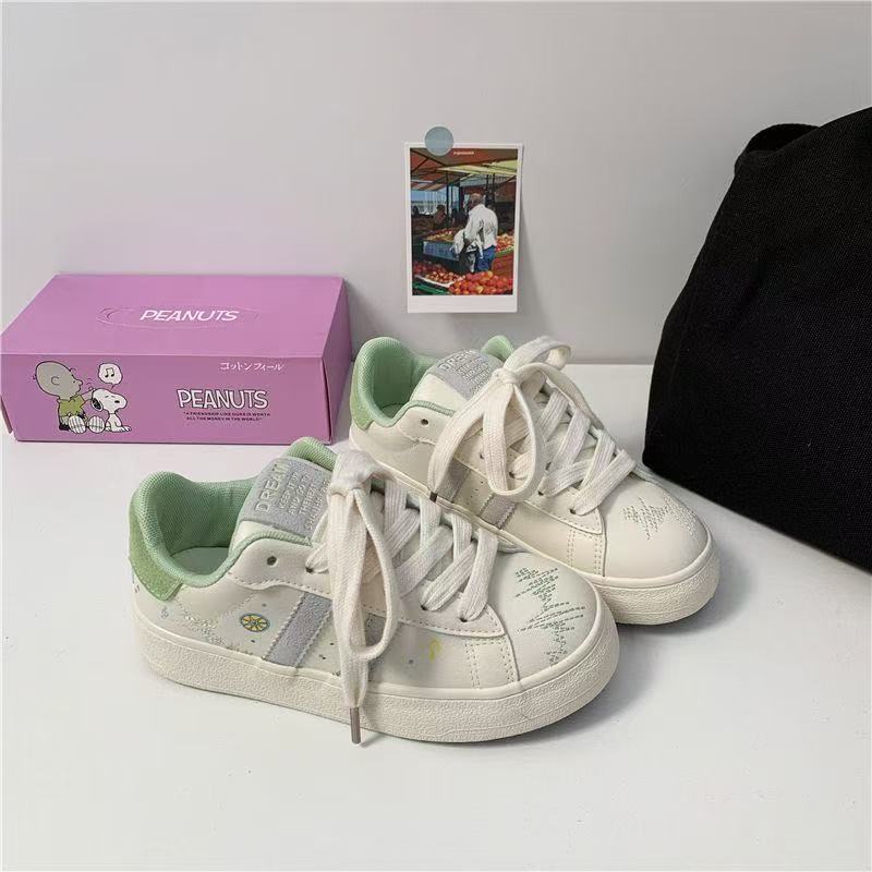 Damen Sneaker mit bunten grafischen Akzenten und bequemem Innenfutter EB