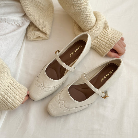 Damen elegante Ballerinas mit verstellbarem Riemen und feiner Brogue-Prägung EB
