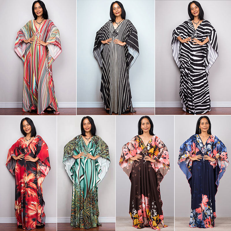 Damen Maxikleid mit kunstvollem Pfauenmuster und seitlichen Schlitzen Heidi Mode