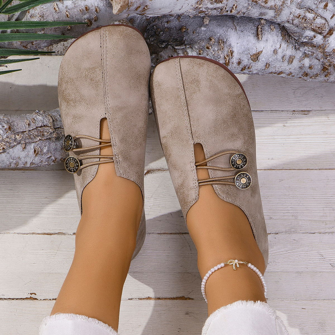 Damen  flache Slipper-Pantoletten aus Wildlederoptik mit elastischer Schnürung und dekorativem Zierknopf EB