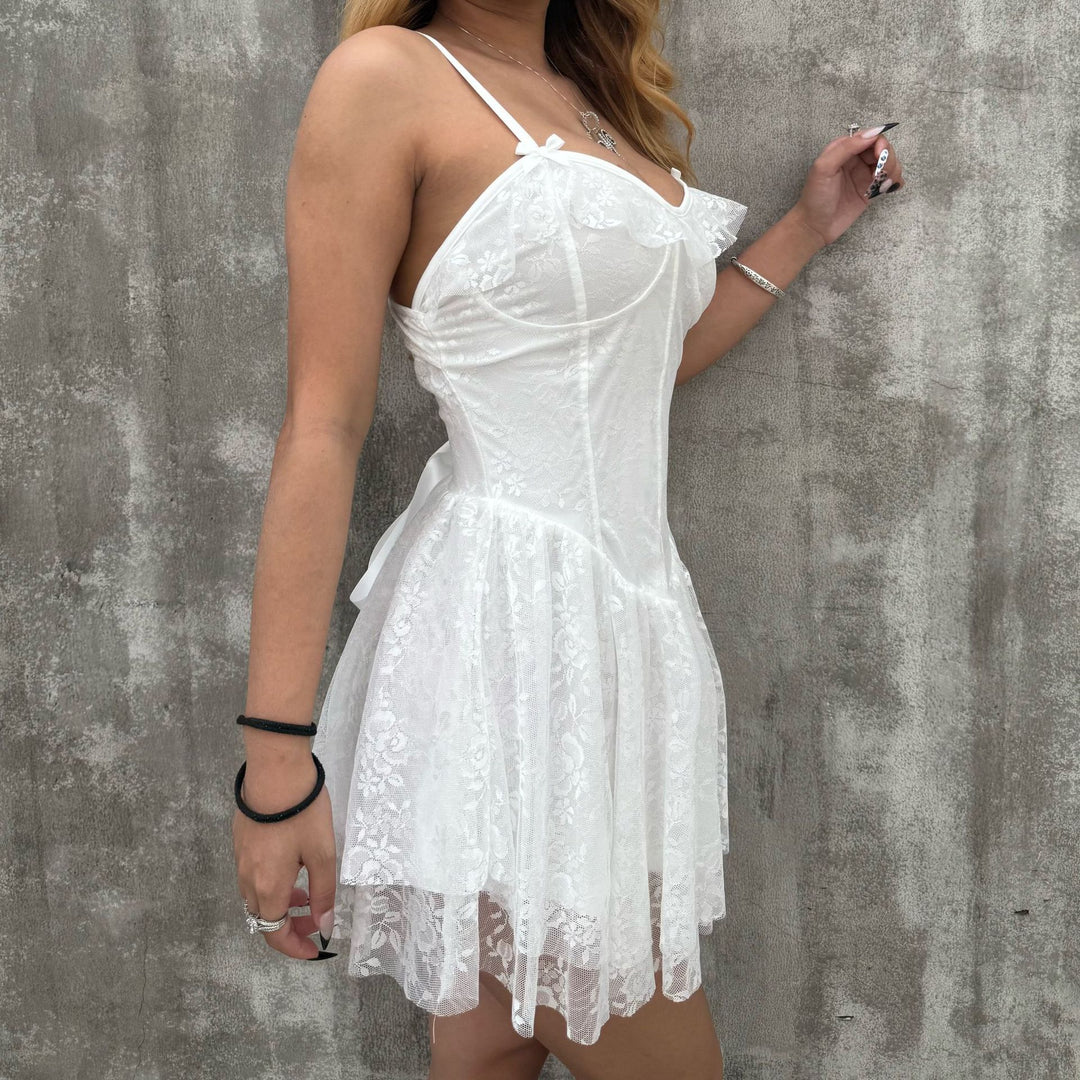 Damen Verspieltes Spitzenkleid mit Rüschendetails und figurbetonter Silhouette EB