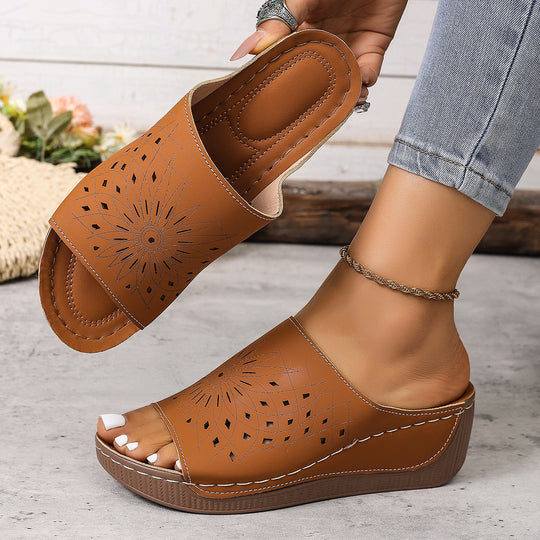 Damen Elegante und bequeme Wedge-Pantoletten mit dekorativem Lochmuster EB
