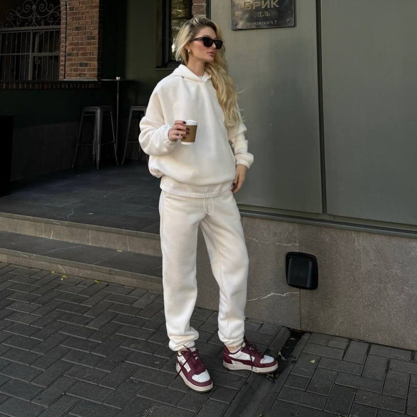 Damen kuscheliges Sweat-Set mit extralangem Kapuzenpullover, verdeckter Kängurutasche und schmal zulaufender Bündchenhose Eichborn Berlin