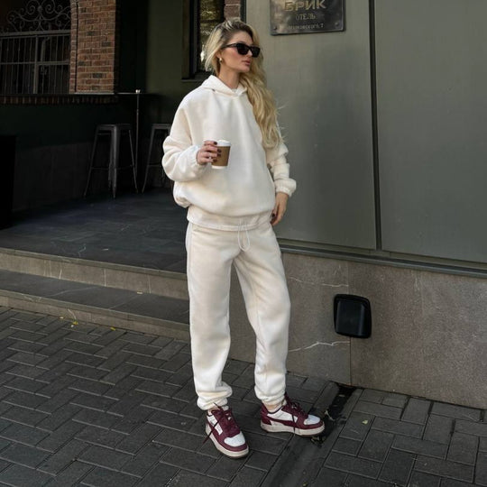 Damen kuscheliges Sweat-Set mit extralangem Kapuzenpullover, verdeckter Kängurutasche und schmal zulaufender Bündchenhose Eichborn Berlin