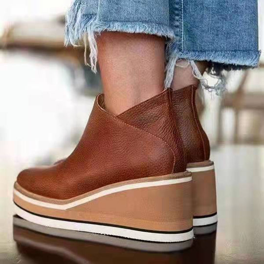 Damen Keilabsatz-Stiefelette aus strukturiertem Leder mit elastischem Einsatz und rutschfester Plattformsohle EB