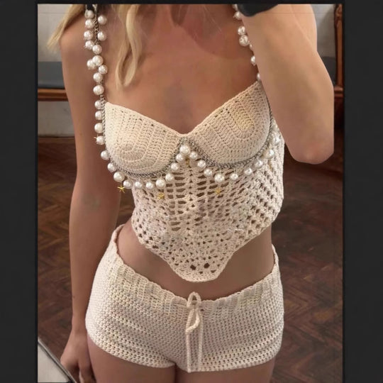 Damen Kuscheliges Häkeloberteil mit perlenbesetztem Träger und Shorts EB