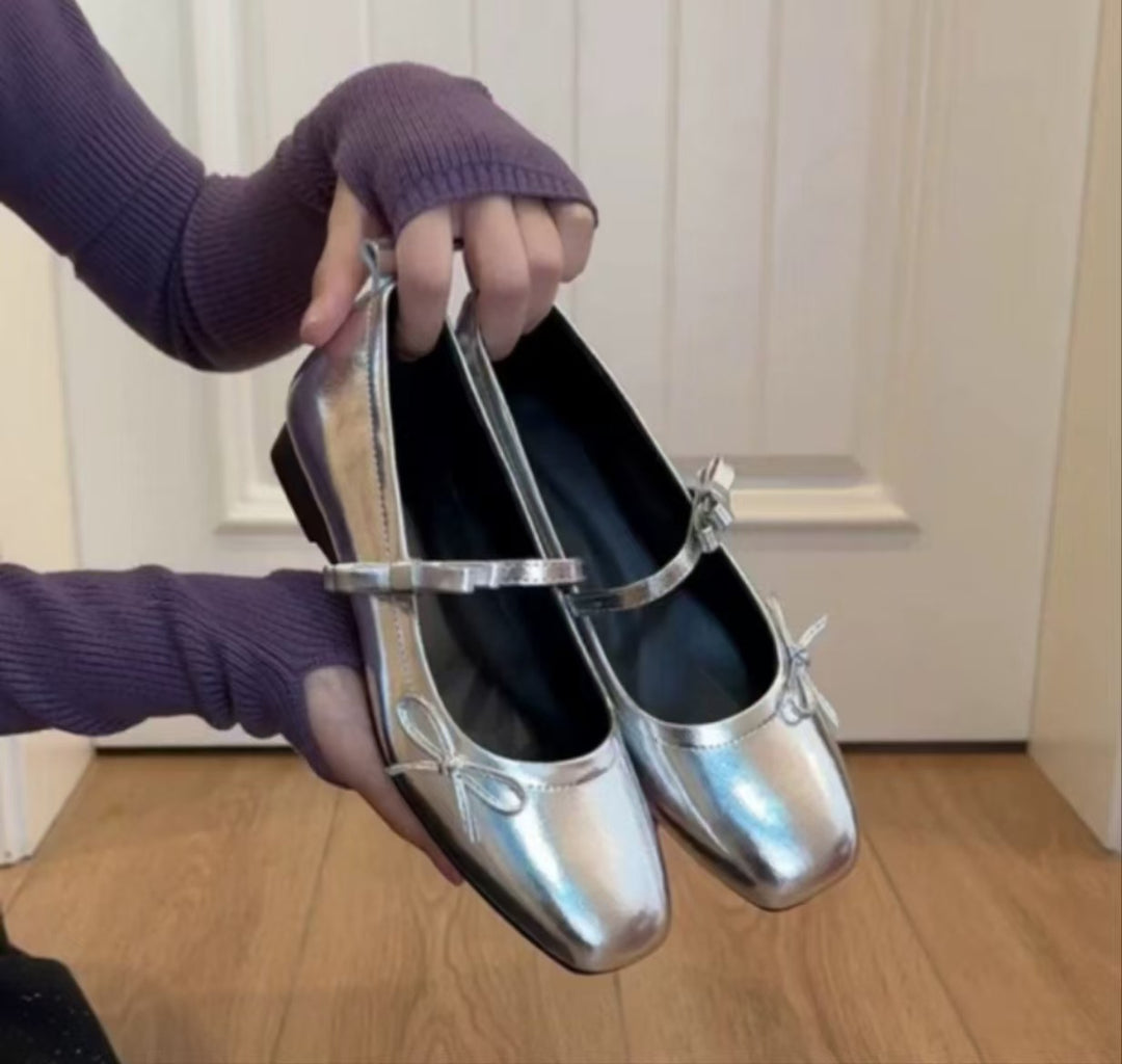 Damen Ballerina-Schuhe mit schimmernder Oberfläche und verspieltem Riemen EB