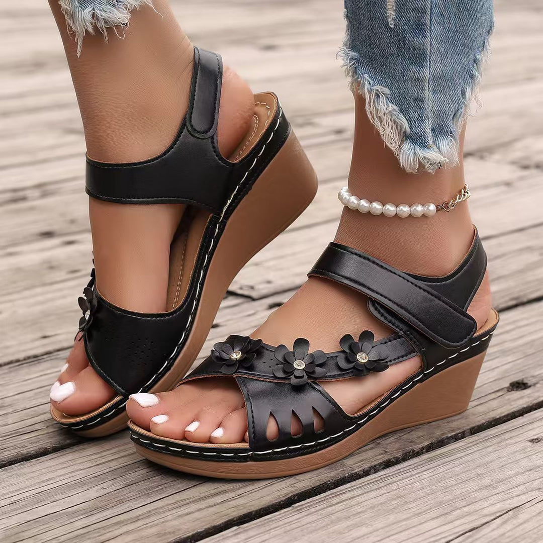 Damen Bequeme Wedge-Sandaletten mit Blumenapplikationen und individuell verstellbarem Riemen EB
