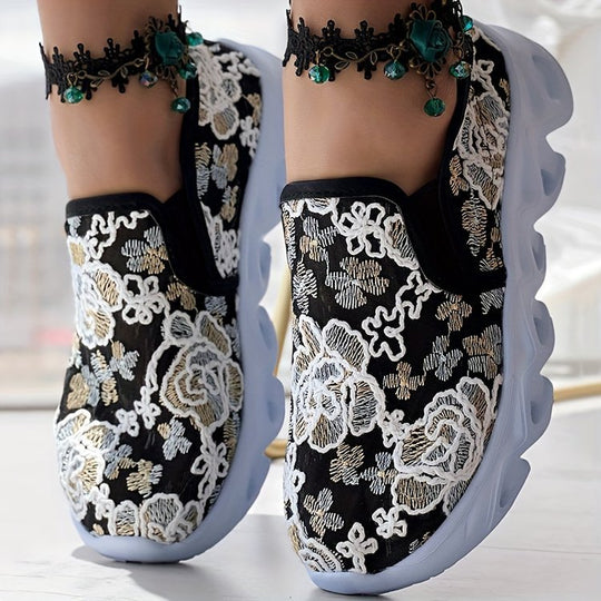 Damen Komfortable Slip-On Sneakers mit floralem Spitzen-Design EB