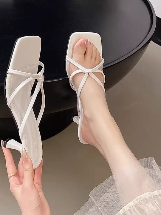 Damen Elegante Mules mit raffinierter Riemenführung und bequemem Absatz EB