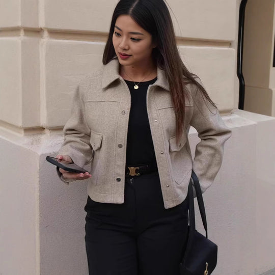 Damen kurze Wolljacke im klassischen Stil mit aufgesetzten Taschen EB