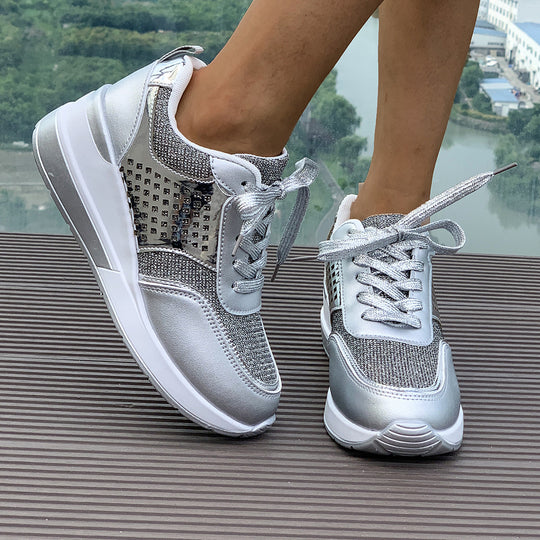 Damen stylische Keil-Sneaker mit metallischer Optik großflächigen Ziersteinen und gepolstertem Komfortfußbett EB