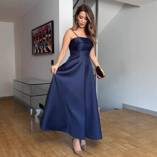 Damen Elegantes Abendkleid mit schulterfreiem Design und voluminösem Rock EB