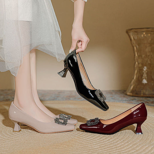 Damen elegante Pumps mit luxuriösem Schmuckdetail und komfortablem Blockabsatz EB