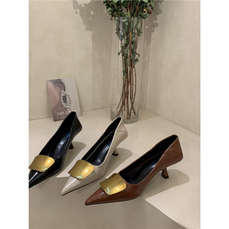 Damen spitze Pumps mit metallic-beschichtetem Akzent und disturbierter Absatzhöhe EB