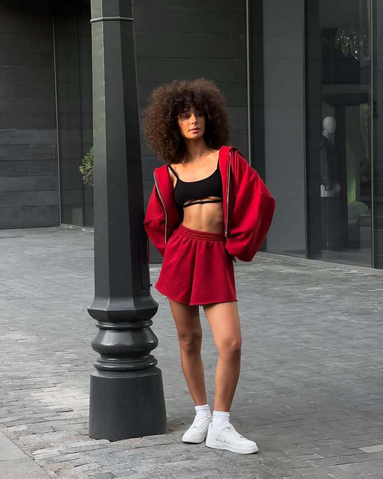 Damen oversized Cropped-Zip-Hoodie mit voluminösen Ballonärmeln und elastischer High‑Waist Loungeboxer-Shorts Eichborn Berlin