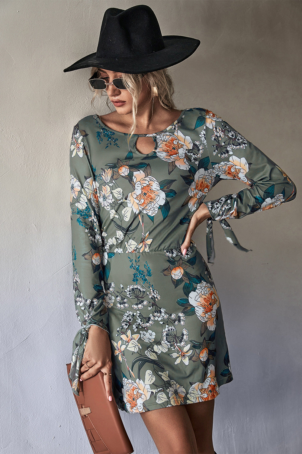 Damen Minikleid mit floralem Design und eleganten Ärmeldetails EB