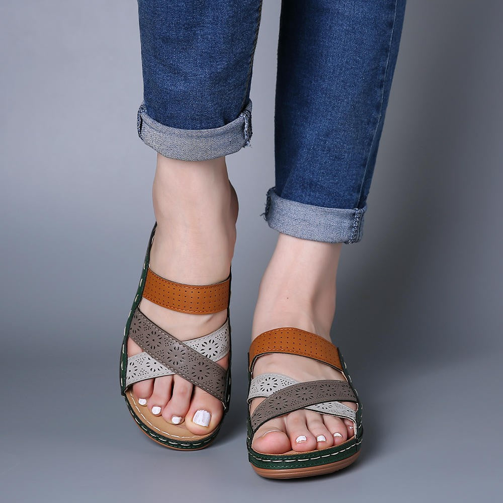Damen Wedge-Sandaletten mit perforierten Riemen EB