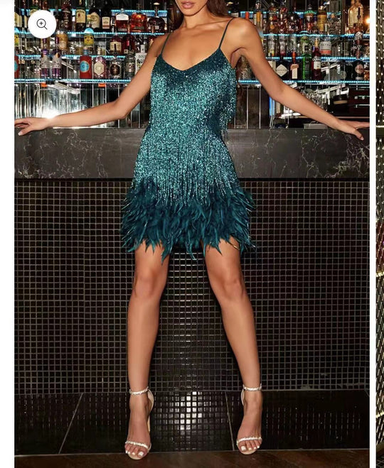 Damen Glitzerndes Abendkleid mit Federn und schimmernden Akzenten EB