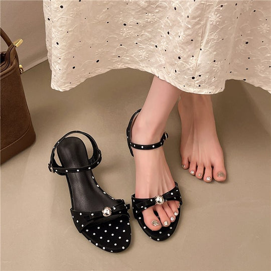 Damen offene Riemensandalen mit Polka-Dot-Muster und dekorativem Schmuckdetail EB