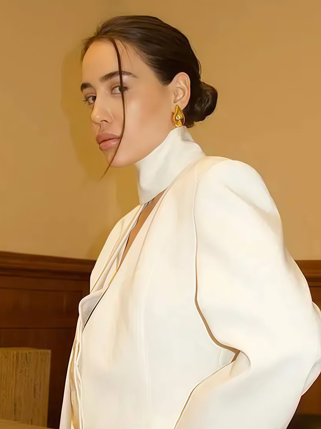 Damen Elegante gestreifte Bluse mit schmeichelndem V-Ausschnitt und schmalem Gürtel EB